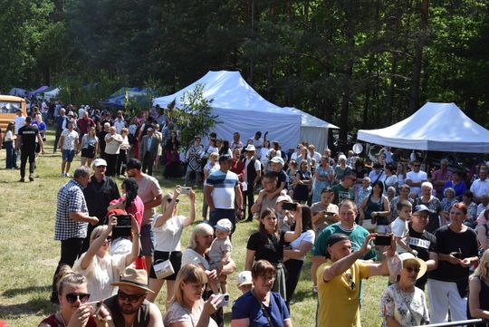 Turnieju Wsi. Hasło tegorocznej imprezy brzmiało „Cygańskim taborem do Okrągłego".