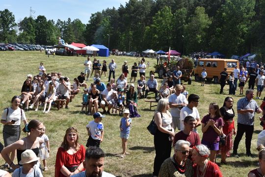 Turnieju Wsi. Hasło tegorocznej imprezy brzmiało „Cygańskim taborem do Okrągłego".