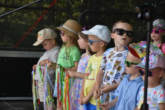 Turnieju Wsi. Hasło tegorocznej imprezy brzmiało „Cygańskim taborem do Okrągłego".