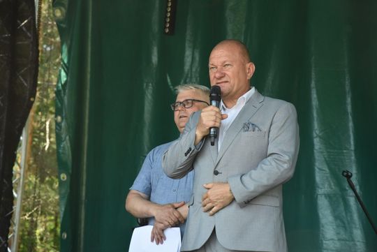 Turnieju Wsi. Hasło tegorocznej imprezy brzmiało „Cygańskim taborem do Okrągłego".