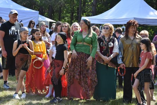 Turnieju Wsi. Hasło tegorocznej imprezy brzmiało „Cygańskim taborem do Okrągłego".