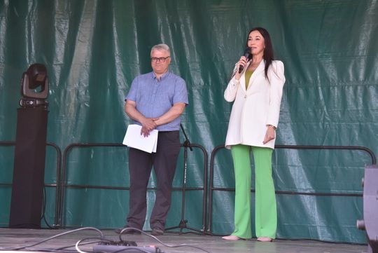 Turnieju Wsi. Hasło tegorocznej imprezy brzmiało „Cygańskim taborem do Okrągłego".