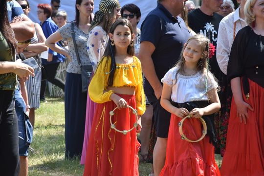 Turnieju Wsi. Hasło tegorocznej imprezy brzmiało „Cygańskim taborem do Okrągłego".
