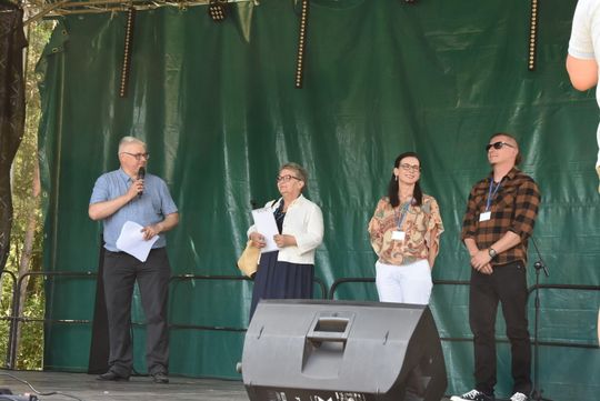 Turnieju Wsi. Hasło tegorocznej imprezy brzmiało „Cygańskim taborem do Okrągłego".