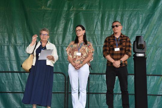 Turnieju Wsi. Hasło tegorocznej imprezy brzmiało „Cygańskim taborem do Okrągłego".