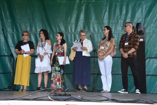 Turnieju Wsi. Hasło tegorocznej imprezy brzmiało „Cygańskim taborem do Okrągłego".