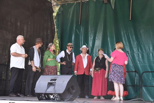 Turnieju Wsi. Hasło tegorocznej imprezy brzmiało „Cygańskim taborem do Okrągłego".