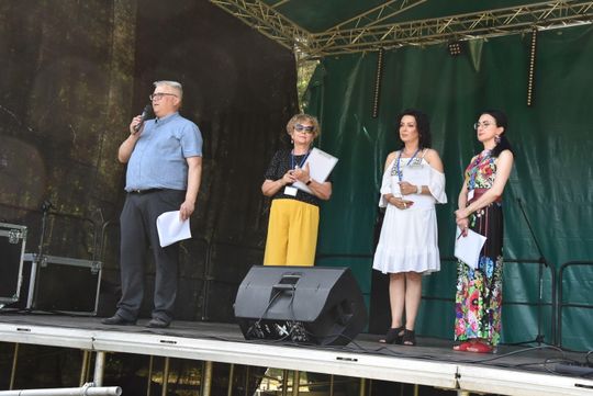 Turnieju Wsi. Hasło tegorocznej imprezy brzmiało „Cygańskim taborem do Okrągłego".