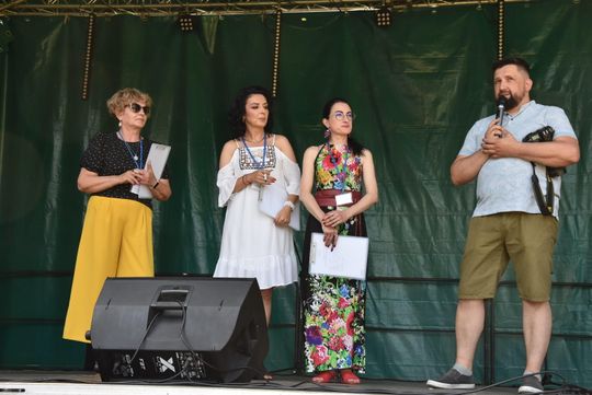 Turnieju Wsi. Hasło tegorocznej imprezy brzmiało „Cygańskim taborem do Okrągłego".