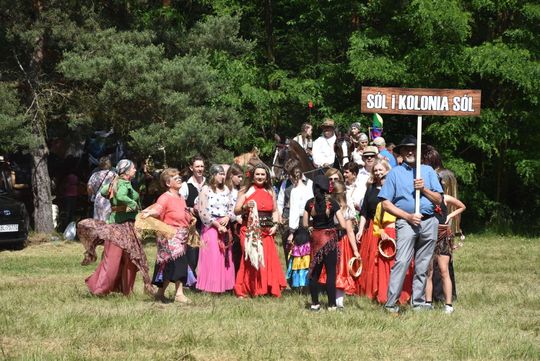 Turnieju Wsi. Hasło tegorocznej imprezy brzmiało „Cygańskim taborem do Okrągłego".