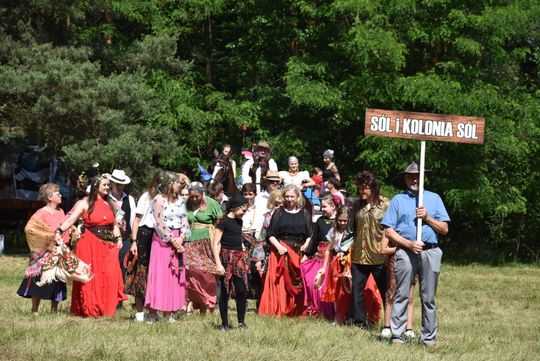 Turnieju Wsi. Hasło tegorocznej imprezy brzmiało „Cygańskim taborem do Okrągłego".