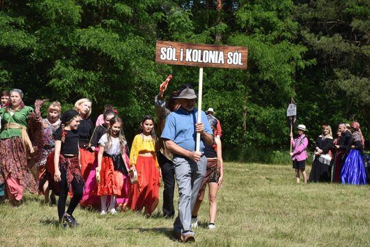 Turnieju Wsi. Hasło tegorocznej imprezy brzmiało „Cygańskim taborem do Okrągłego".