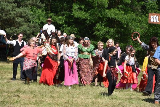 Turnieju Wsi. Hasło tegorocznej imprezy brzmiało „Cygańskim taborem do Okrągłego".