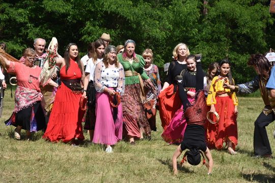 Turnieju Wsi. Hasło tegorocznej imprezy brzmiało „Cygańskim taborem do Okrągłego".