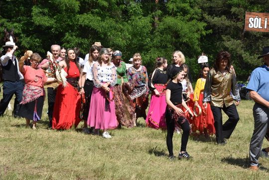 Turnieju Wsi. Hasło tegorocznej imprezy brzmiało „Cygańskim taborem do Okrągłego".