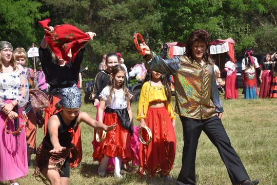 Turnieju Wsi. Hasło tegorocznej imprezy brzmiało „Cygańskim taborem do Okrągłego".