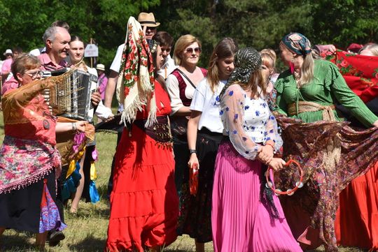 Turnieju Wsi. Hasło tegorocznej imprezy brzmiało „Cygańskim taborem do Okrągłego".