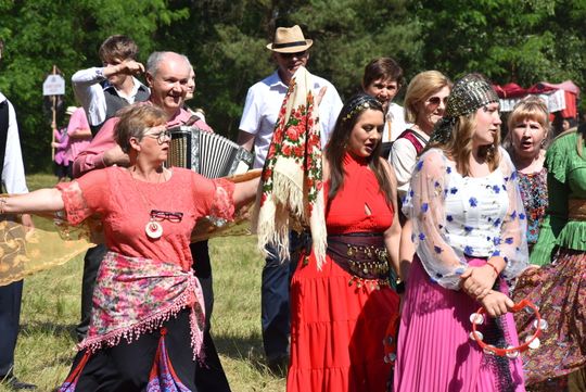 Turnieju Wsi. Hasło tegorocznej imprezy brzmiało „Cygańskim taborem do Okrągłego".
