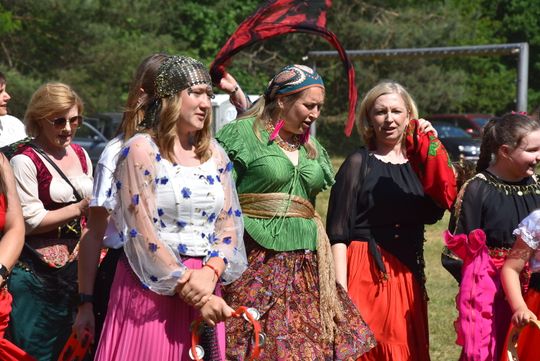 Turnieju Wsi. Hasło tegorocznej imprezy brzmiało „Cygańskim taborem do Okrągłego".
