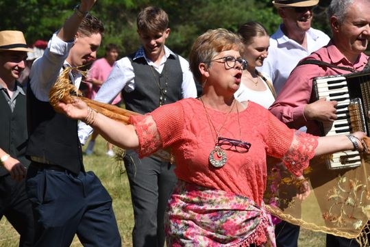 Turnieju Wsi. Hasło tegorocznej imprezy brzmiało „Cygańskim taborem do Okrągłego".