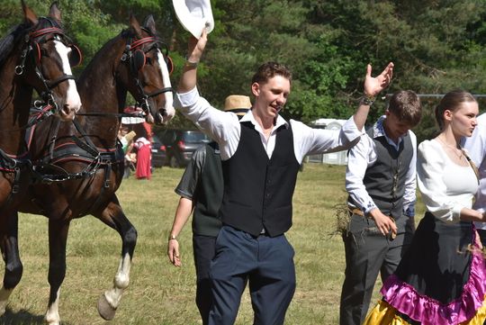 Turnieju Wsi. Hasło tegorocznej imprezy brzmiało „Cygańskim taborem do Okrągłego".