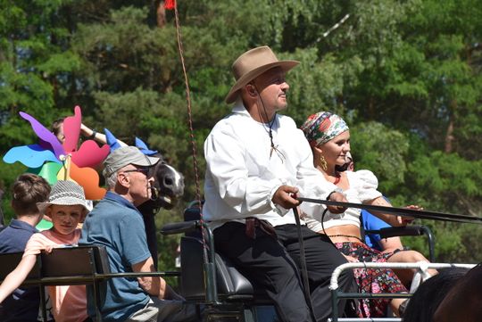 Turnieju Wsi. Hasło tegorocznej imprezy brzmiało „Cygańskim taborem do Okrągłego".