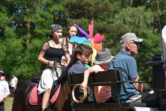 Turnieju Wsi. Hasło tegorocznej imprezy brzmiało „Cygańskim taborem do Okrągłego".