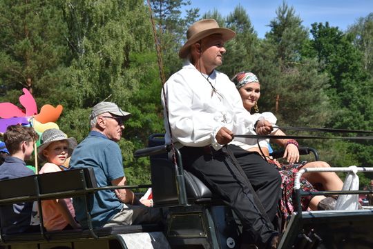 Turnieju Wsi. Hasło tegorocznej imprezy brzmiało „Cygańskim taborem do Okrągłego".