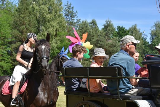 Turnieju Wsi. Hasło tegorocznej imprezy brzmiało „Cygańskim taborem do Okrągłego".