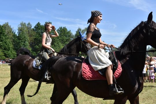 Turnieju Wsi. Hasło tegorocznej imprezy brzmiało „Cygańskim taborem do Okrągłego".