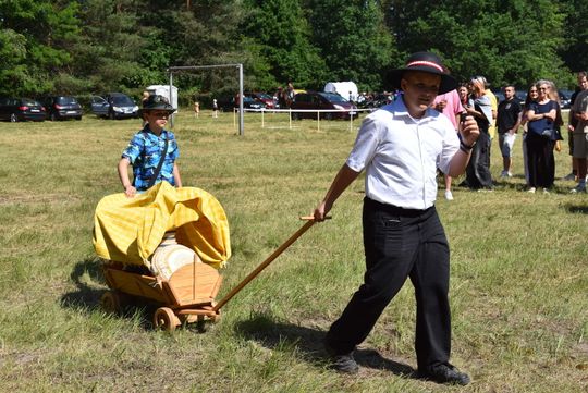Turnieju Wsi. Hasło tegorocznej imprezy brzmiało „Cygańskim taborem do Okrągłego".