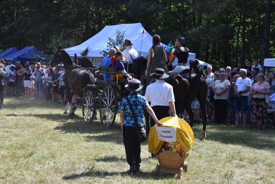Turnieju Wsi. Hasło tegorocznej imprezy brzmiało „Cygańskim taborem do Okrągłego".