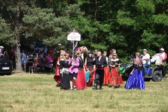 Turnieju Wsi. Hasło tegorocznej imprezy brzmiało „Cygańskim taborem do Okrągłego".