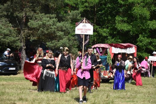 Turnieju Wsi. Hasło tegorocznej imprezy brzmiało „Cygańskim taborem do Okrągłego".