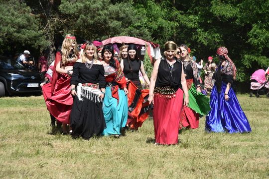 Turnieju Wsi. Hasło tegorocznej imprezy brzmiało „Cygańskim taborem do Okrągłego".