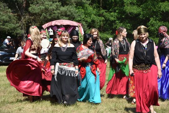Turnieju Wsi. Hasło tegorocznej imprezy brzmiało „Cygańskim taborem do Okrągłego".