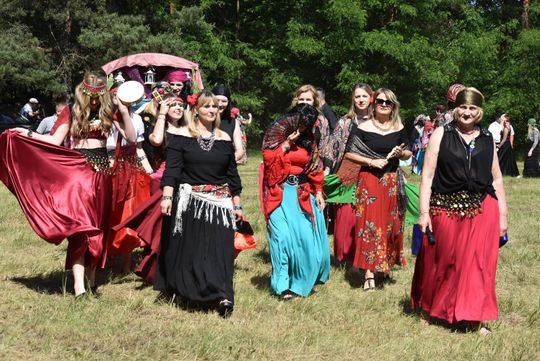 Turnieju Wsi. Hasło tegorocznej imprezy brzmiało „Cygańskim taborem do Okrągłego".