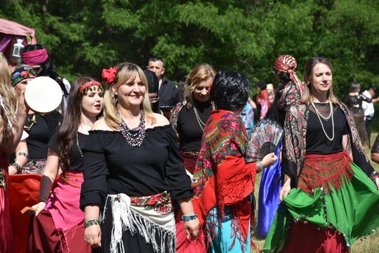 Turnieju Wsi. Hasło tegorocznej imprezy brzmiało „Cygańskim taborem do Okrągłego".