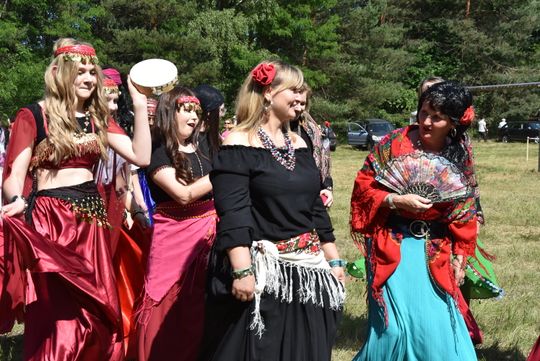 Turnieju Wsi. Hasło tegorocznej imprezy brzmiało „Cygańskim taborem do Okrągłego".