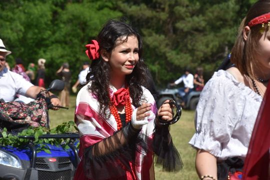 Turnieju Wsi. Hasło tegorocznej imprezy brzmiało „Cygańskim taborem do Okrągłego".