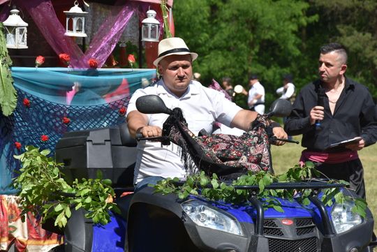 Turnieju Wsi. Hasło tegorocznej imprezy brzmiało „Cygańskim taborem do Okrągłego".