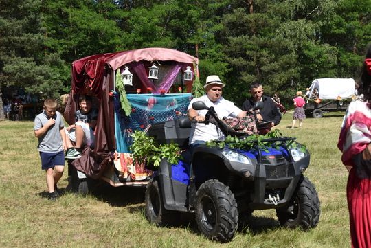 Turnieju Wsi. Hasło tegorocznej imprezy brzmiało „Cygańskim taborem do Okrągłego".