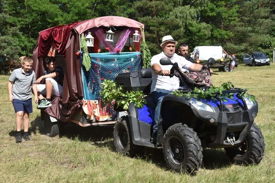 Turnieju Wsi. Hasło tegorocznej imprezy brzmiało „Cygańskim taborem do Okrągłego".