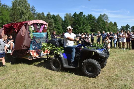 Turnieju Wsi. Hasło tegorocznej imprezy brzmiało „Cygańskim taborem do Okrągłego".
