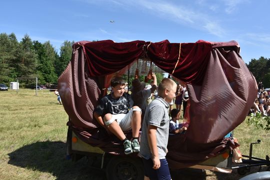 Turnieju Wsi. Hasło tegorocznej imprezy brzmiało „Cygańskim taborem do Okrągłego".
