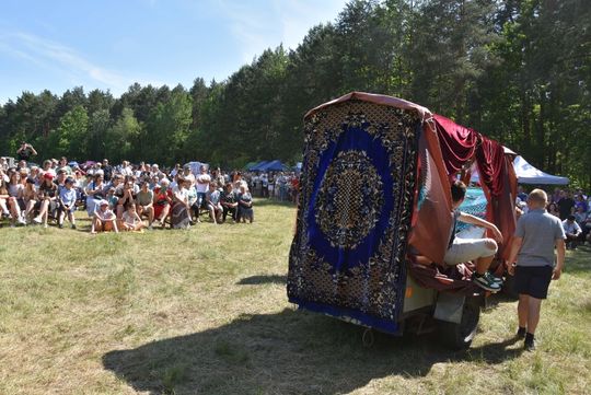 Turnieju Wsi. Hasło tegorocznej imprezy brzmiało „Cygańskim taborem do Okrągłego".