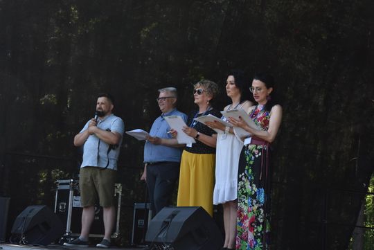 Turnieju Wsi. Hasło tegorocznej imprezy brzmiało „Cygańskim taborem do Okrągłego".