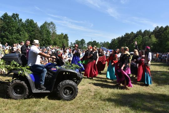 Turnieju Wsi. Hasło tegorocznej imprezy brzmiało „Cygańskim taborem do Okrągłego".