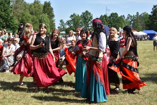 Turnieju Wsi. Hasło tegorocznej imprezy brzmiało „Cygańskim taborem do Okrągłego".