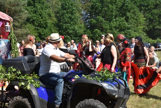 Turnieju Wsi. Hasło tegorocznej imprezy brzmiało „Cygańskim taborem do Okrągłego".
